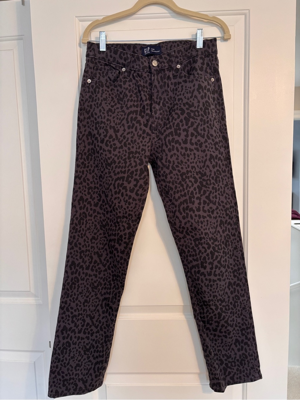 GAP Women’s Charcoal Leopard Straight-Leg Jeans